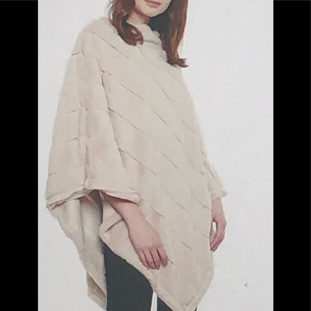 👚 Ivory faux fur poncho